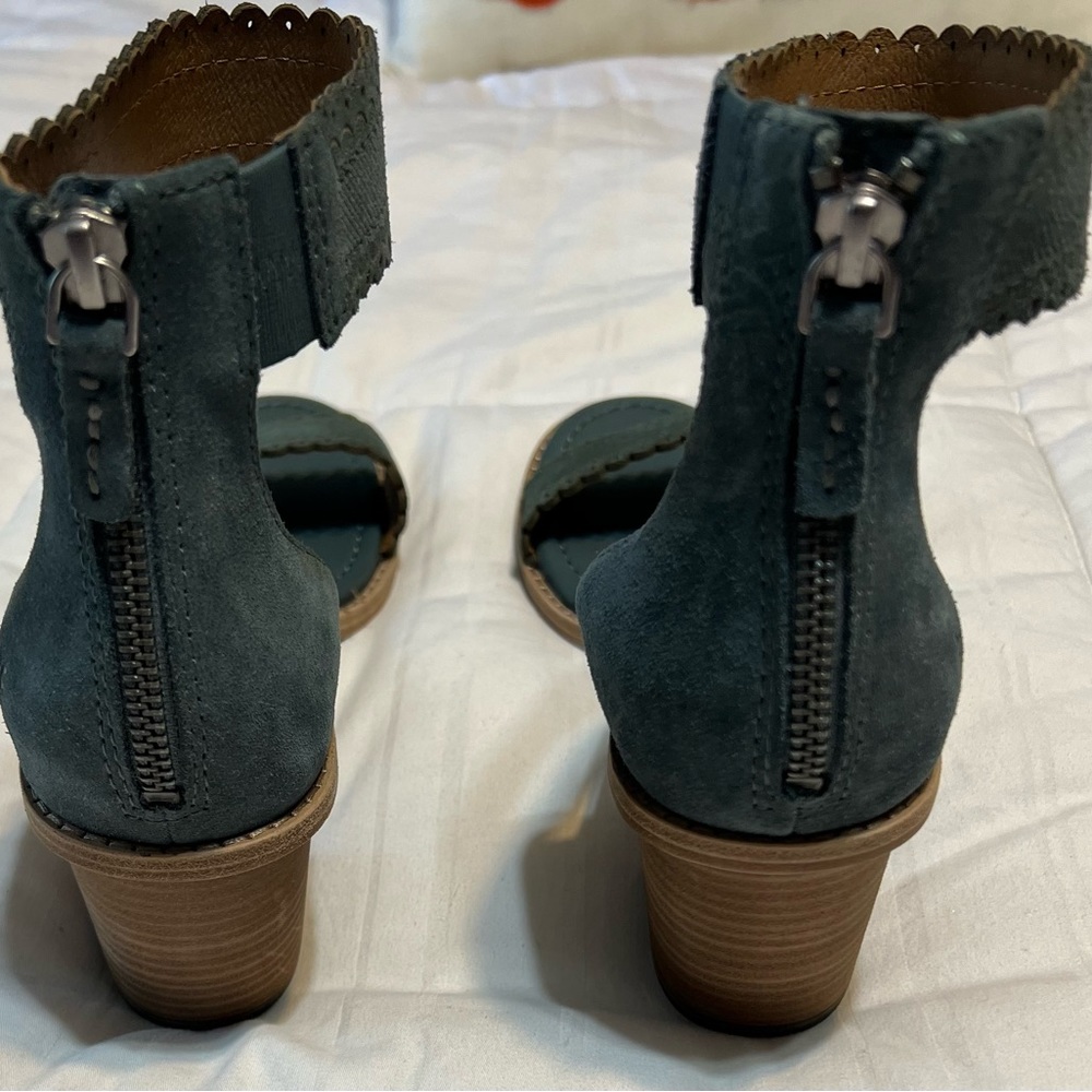 Frye Block Heel Shoe. Size 8.5.  Never worn. - Picture 6 of 7